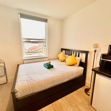 Lovely Self Contained Studio Now Available Лондон Экстерьер фото