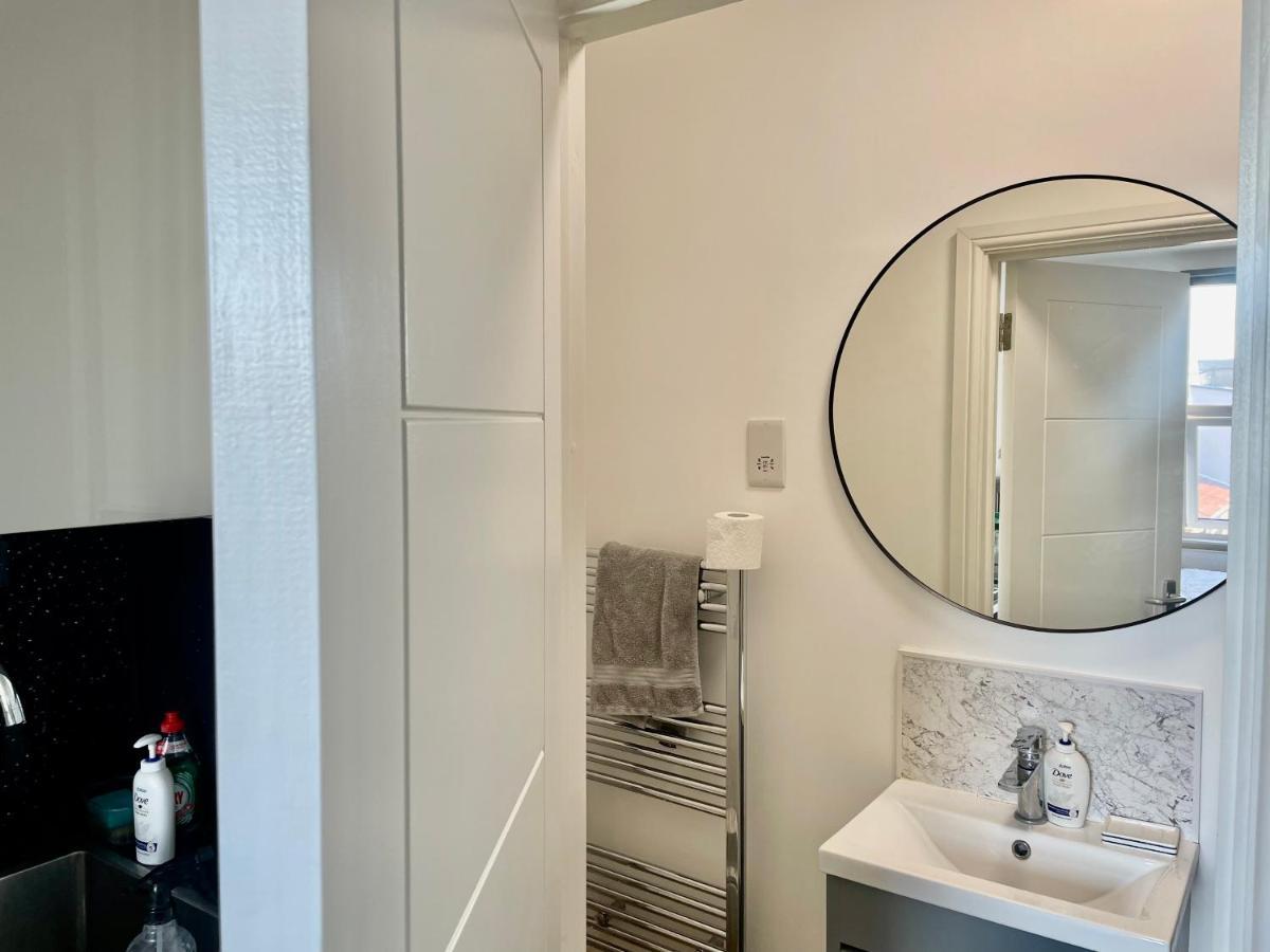 Lovely Self Contained Studio Now Available Лондон Экстерьер фото
